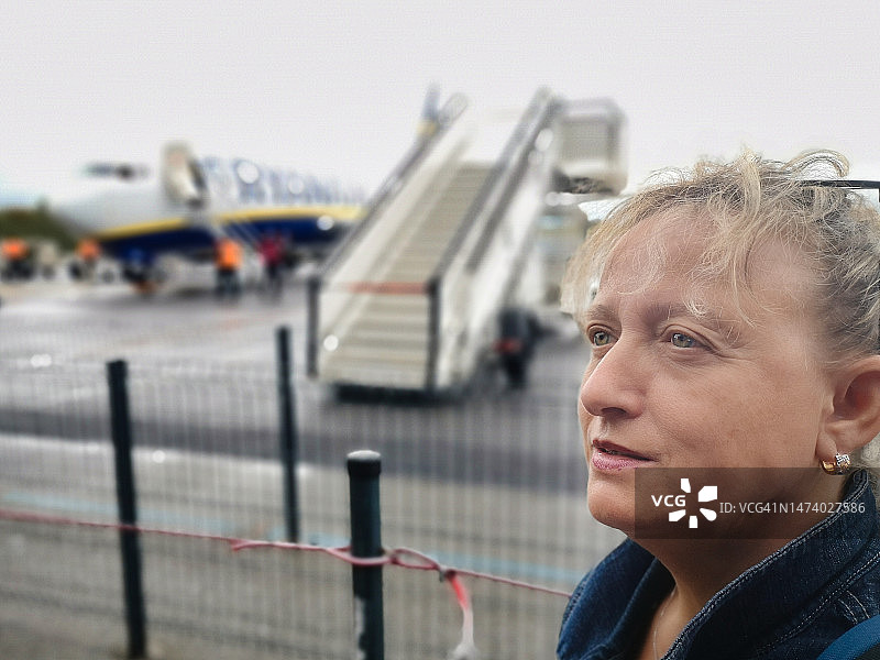 在跑道尽头等待登机的游客图片素材