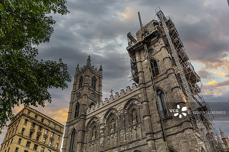 蒙特利尔圣母大教堂前的武器广场，加拿大魁北克省图片素材