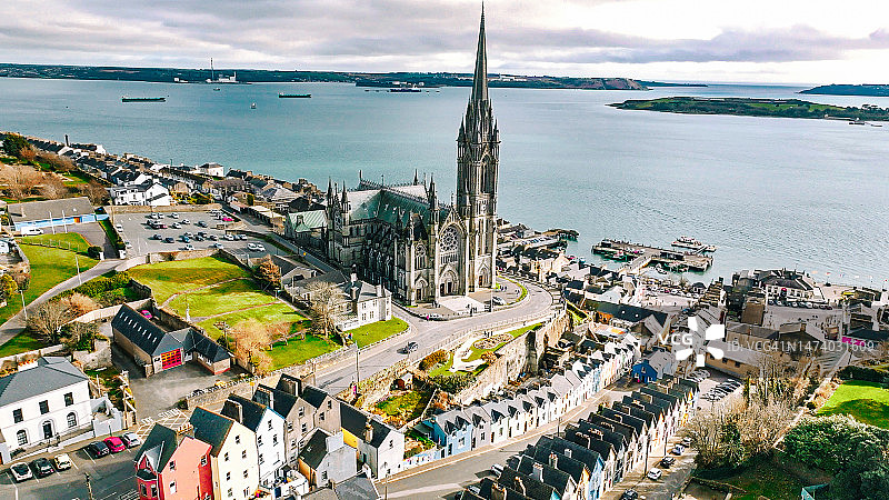 爱尔兰科布大教堂和彩色房屋航拍图片素材