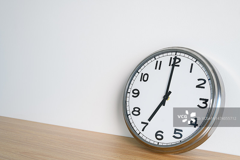 靠在墙上的时钟图片素材