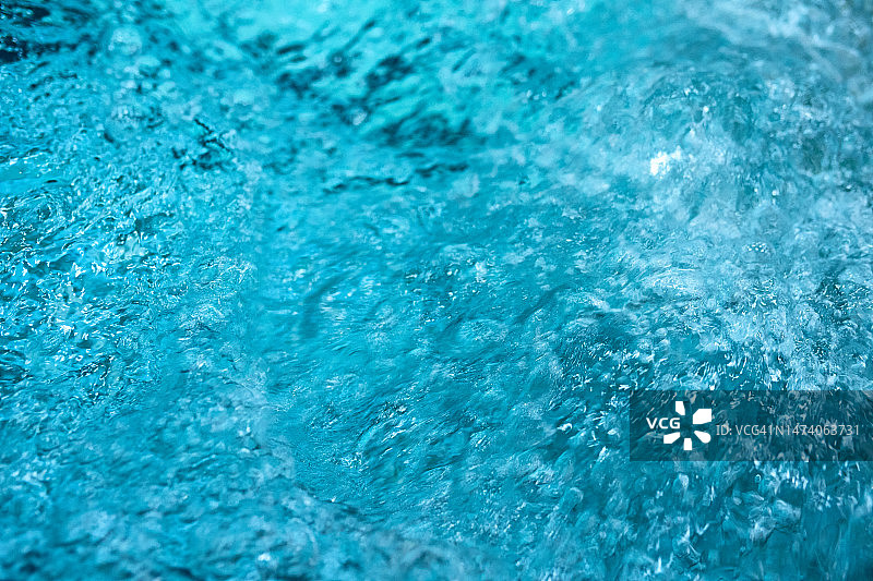 热水浴缸中绿松石色水面特写，背景俯视图图片素材