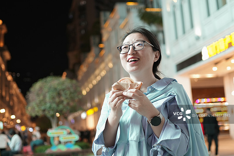 女游客品尝当地特色美食图片素材