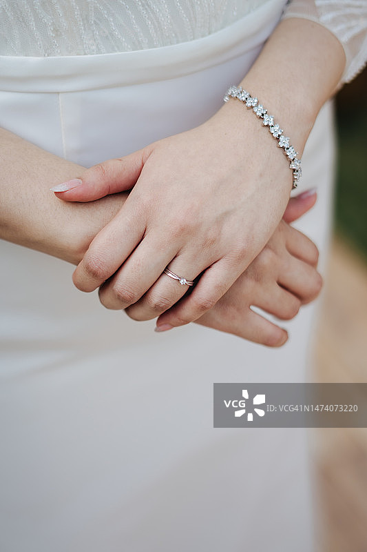 新娘手指上的戒指图片素材