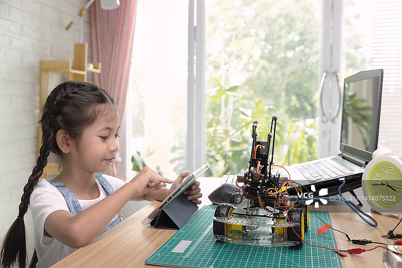 在家学习机器人课程图片素材