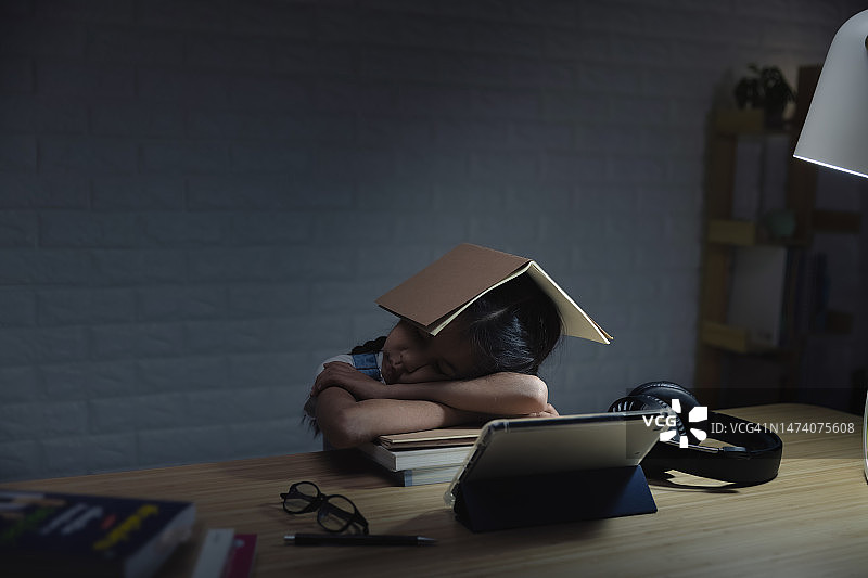 晚上在家学习感到疲惫图片素材
