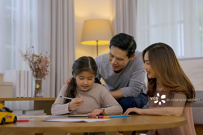 有女儿的家庭居家场景图片素材