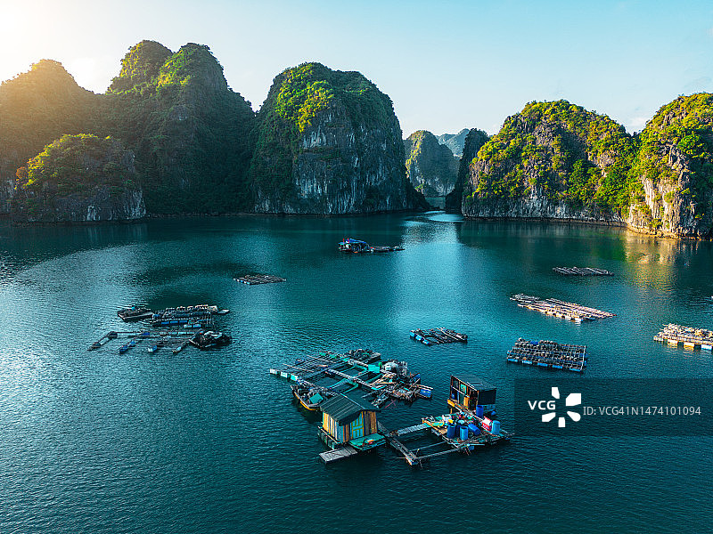 日落时分，无人机视角下的越南北部下龙湾图片素材