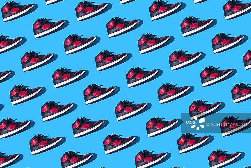 红黑篮球鞋图案：运动复古时尚概念图片素材