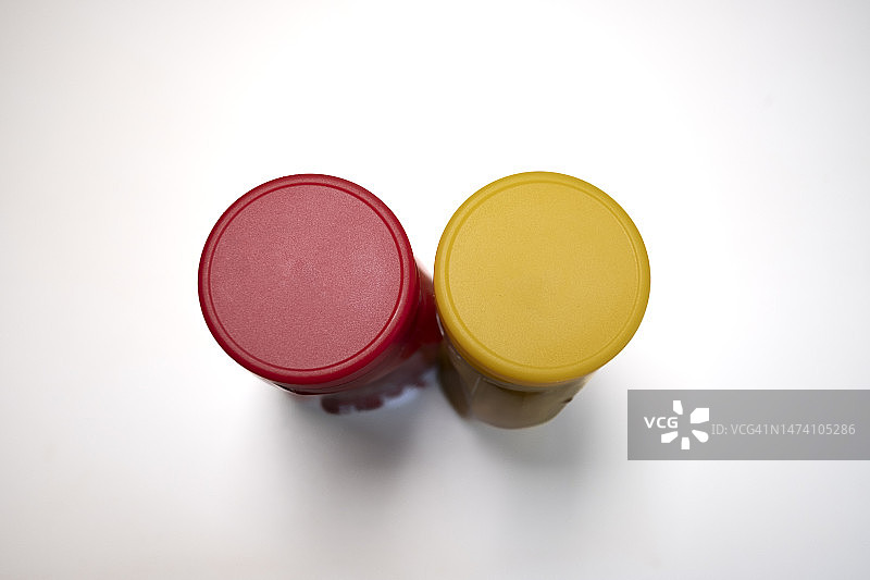 番茄酱和芥末容器图片素材