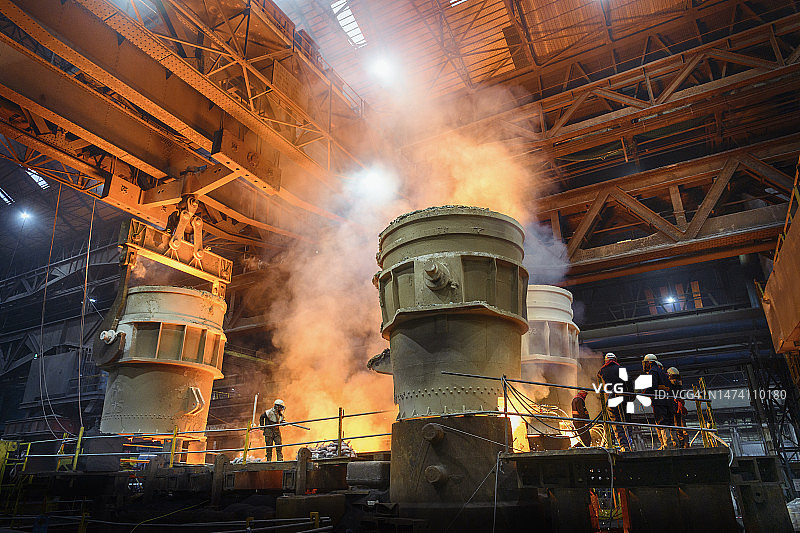 烧瓶将钢水倒入模具图片素材