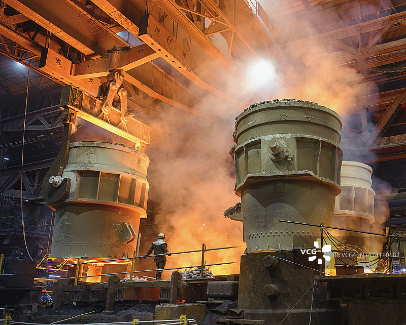 烧瓶将钢水倒入模具图片素材