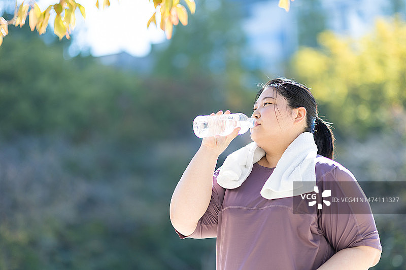 运动后喝水的女人图片素材