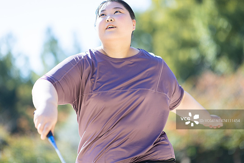 在公园里打羽毛球的女人图片素材