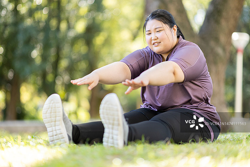 女人在公园里做伸展运动图片素材