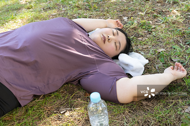 女人躺在公园里图片素材