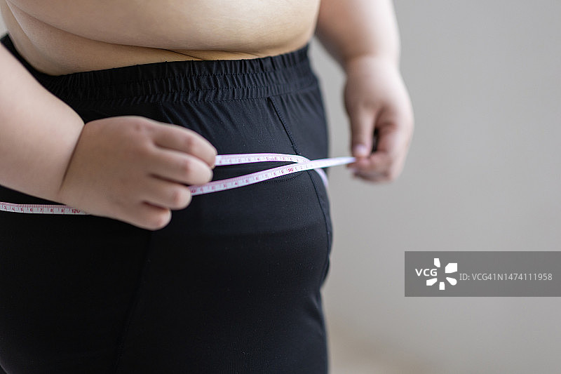 女子用卷尺测量臀围尺寸图片素材