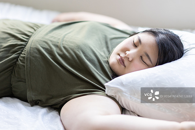 仰卧在床上的女人图片素材