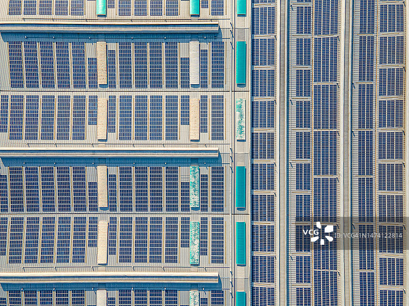 屋顶安装的太阳能发电厂图片素材