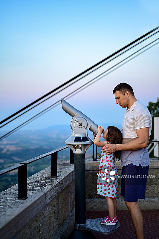 父女在意大利山区使用望远镜观光图片素材