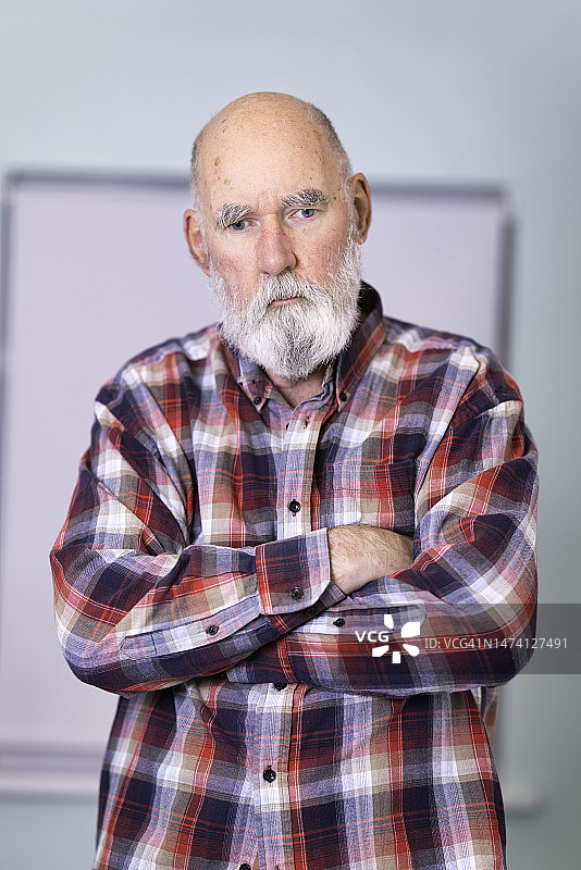 穿着格子衬衫的普通老年男人肖像图片素材