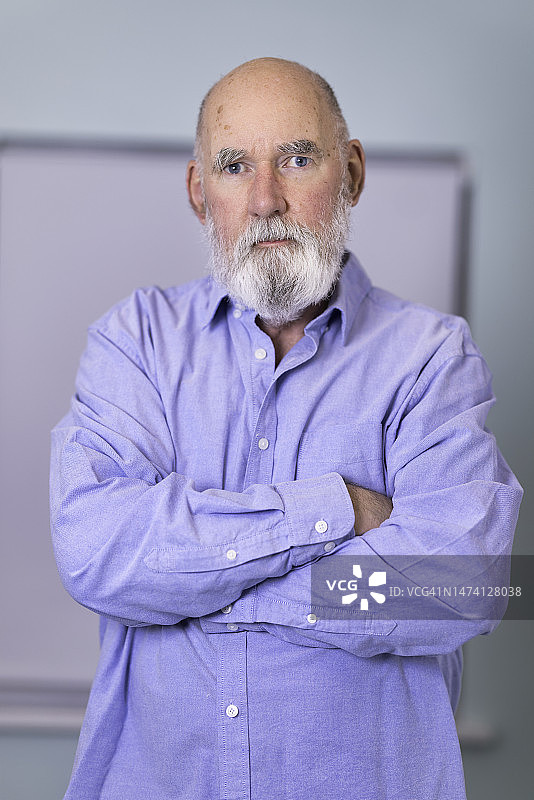 一位穿着蓝色衬衫的普通老年男人肖像图片素材