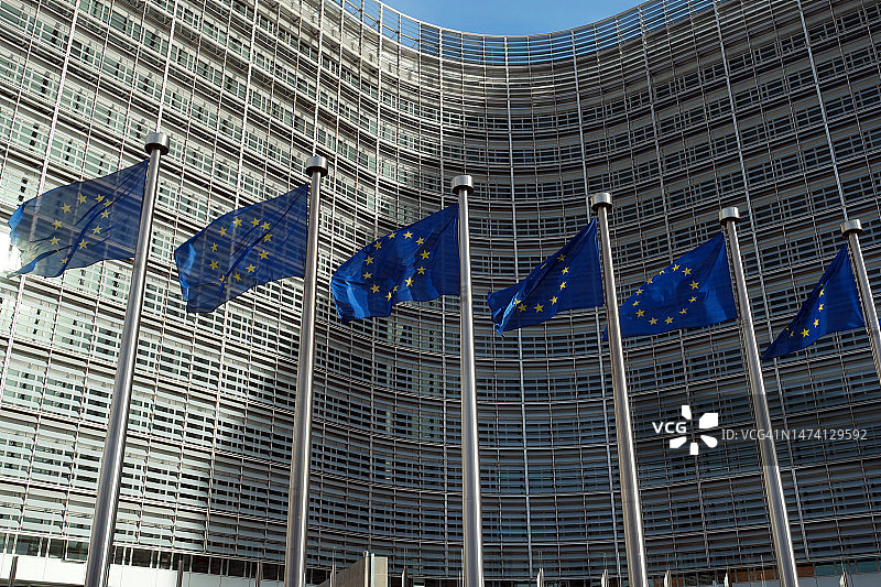 欧盟委员会，贝雷蒙大厦前的欧盟旗帜图片素材