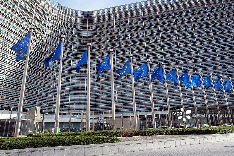 欧盟委员会，贝雷蒙大厦前的欧盟旗帜图片素材