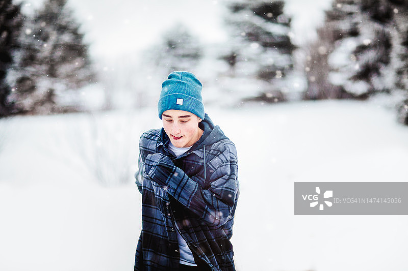 户外享受雪景的青少年男孩图片素材