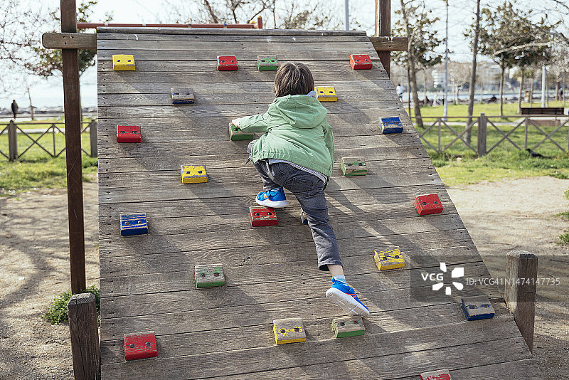 在公园游乐场玩耍的男孩图片素材