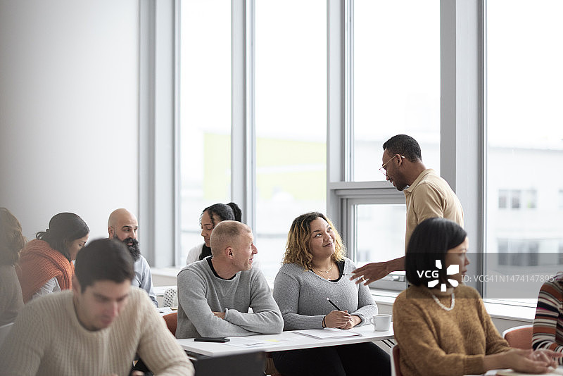 老师和成年学生在上课图片素材
