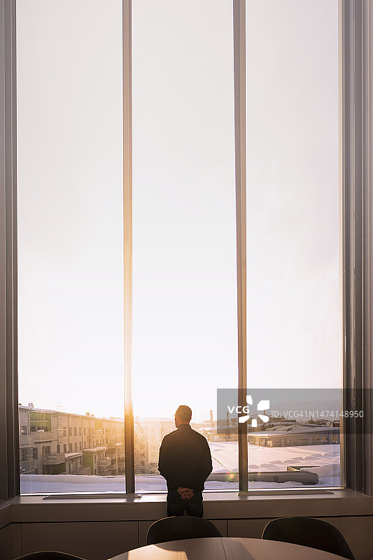 商人看着办公室窗外图片素材