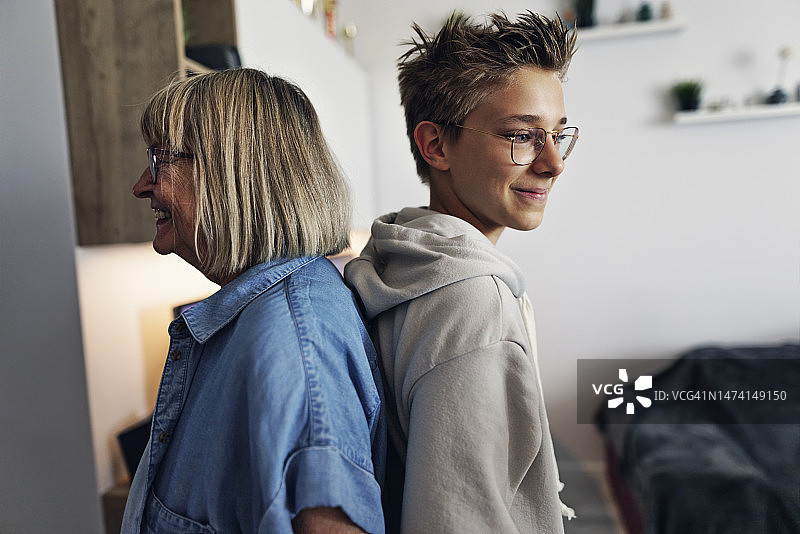 孙子长得比奶奶还高了图片素材