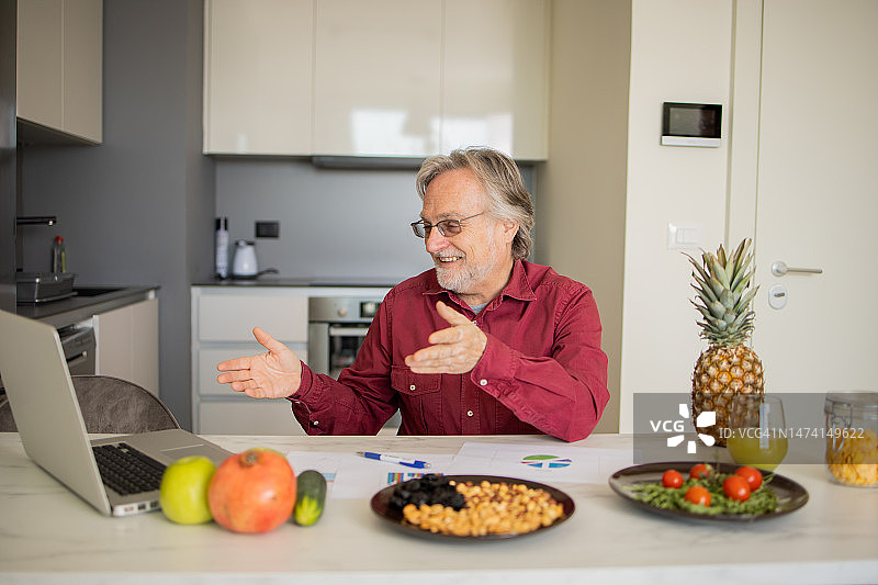 营养师正在制定膳食计划图片素材