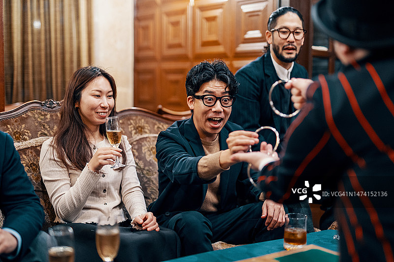 魔术师在餐厅表演小型魔术图片素材