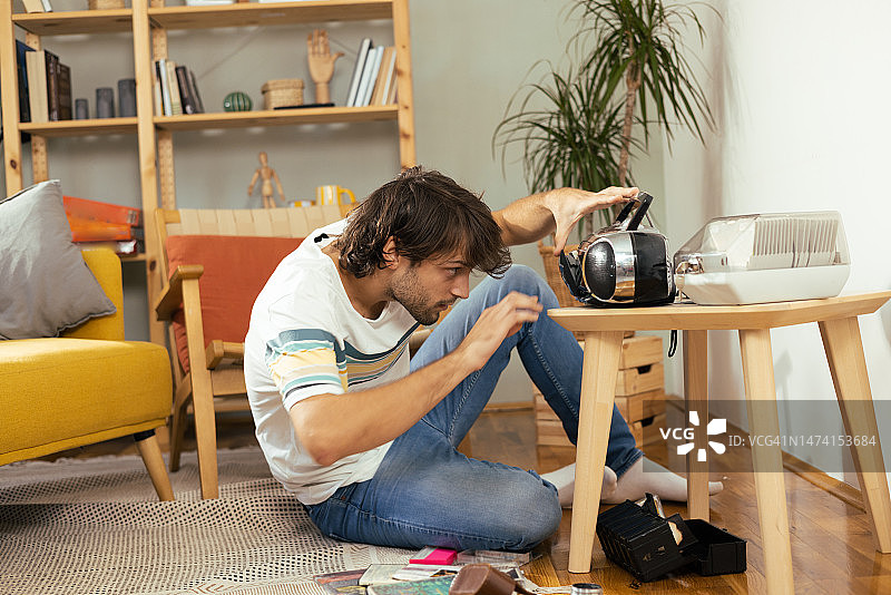 快乐的年轻男人在家播放怀旧音乐图片素材