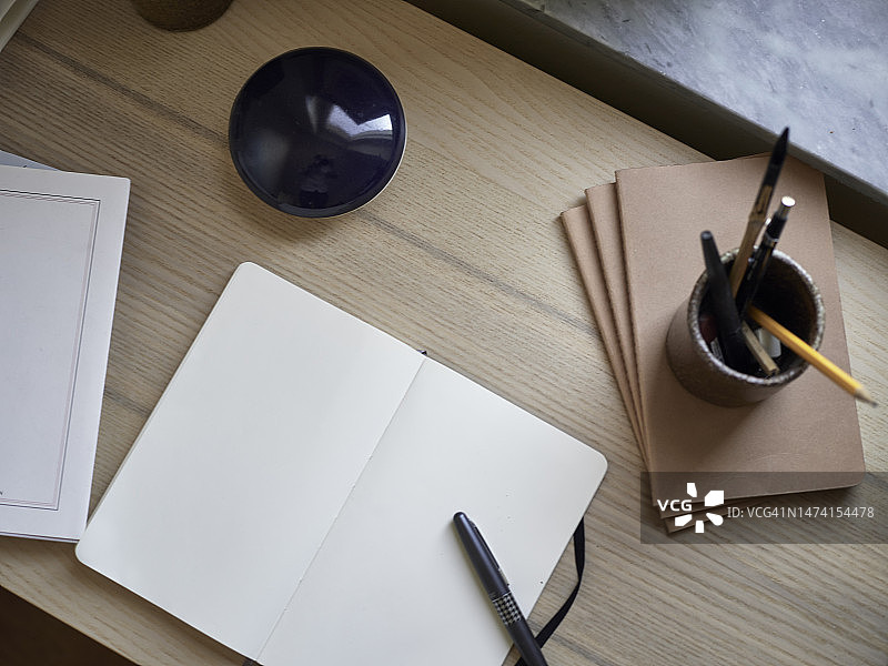 木桌上的打开的日记本图片素材