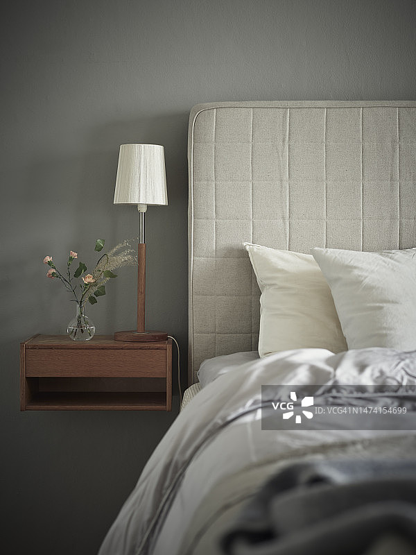 卧室床铺一角图片素材