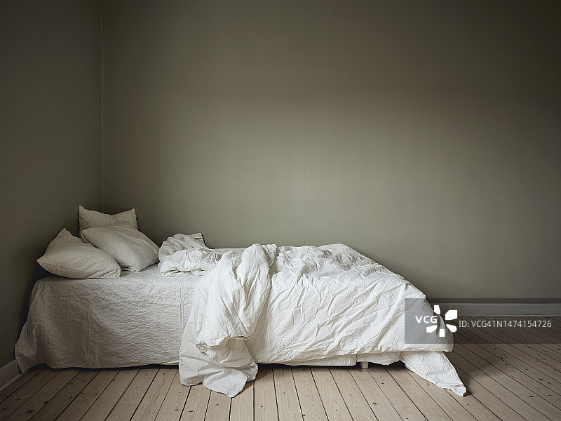 卧室床铺一角图片素材