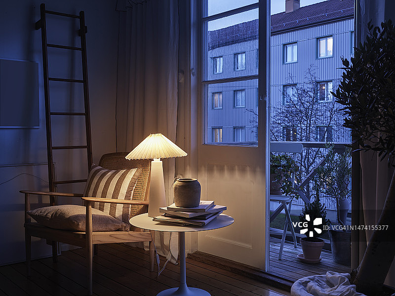 扶手椅旁的桌子上的台灯图片素材