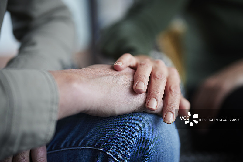 男女牵手特写图片素材