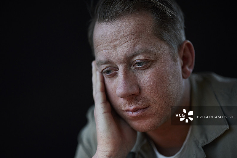 悲伤的男人肖像图片素材