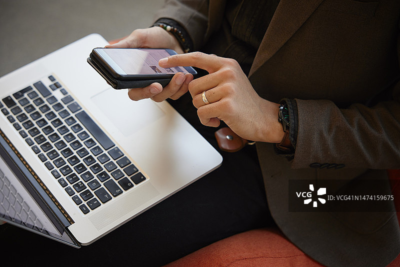 手持手机图片素材