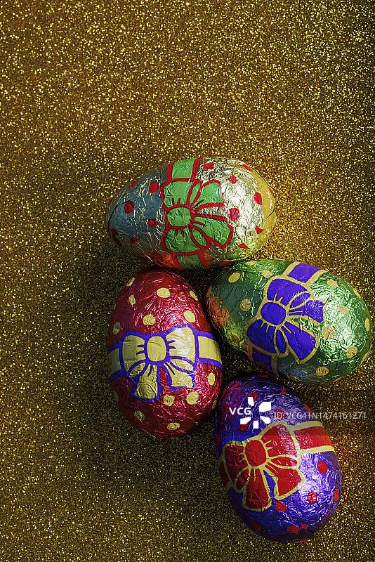 金色金属背景上的巧克力复活节彩蛋图片素材