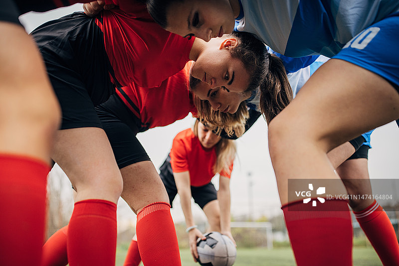 橄榄球队的争球图片素材