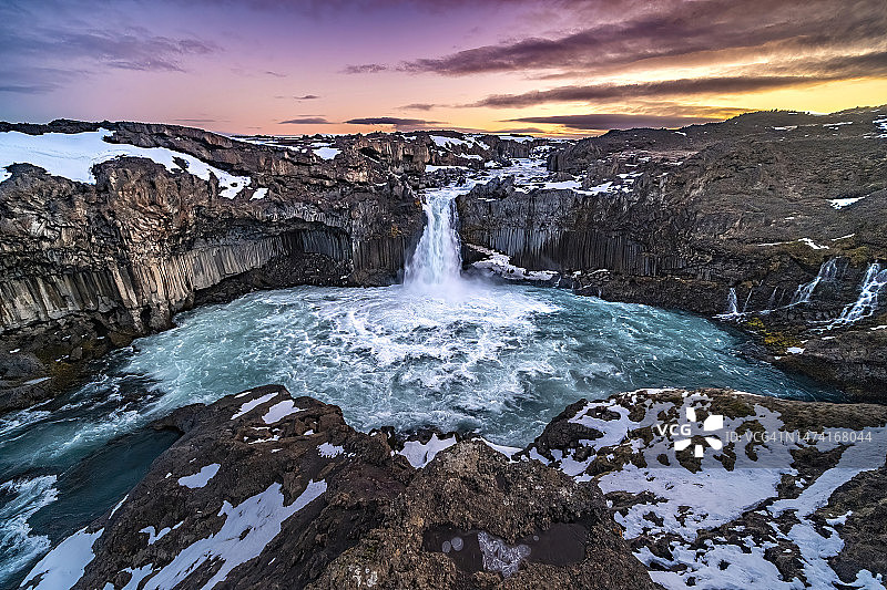 冰岛北部阿 Aldeyjarfoss 瀑布俯视图图片素材