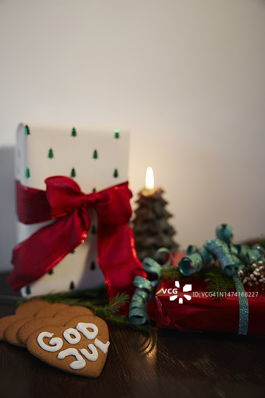 圣诞礼物和姜饼饼干图片素材