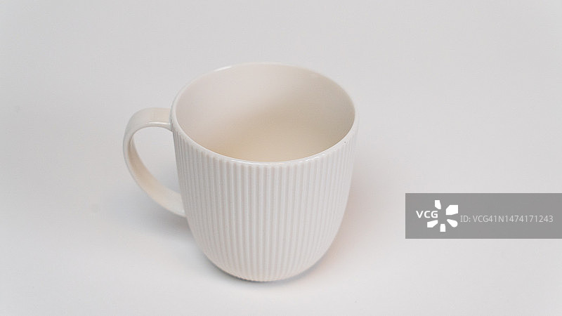 拉脱维亚白色背景上的空杯子特写图片素材