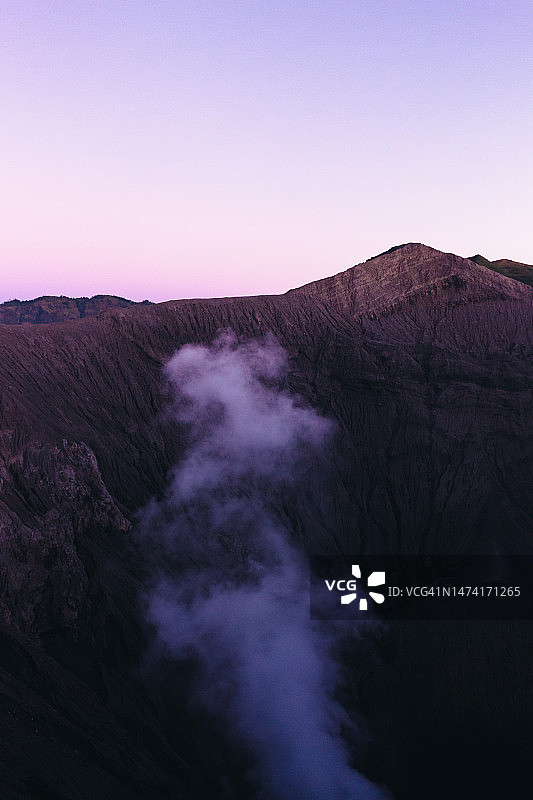 印度尼西亚婆罗摩火山日落晴空下群山美景图片素材