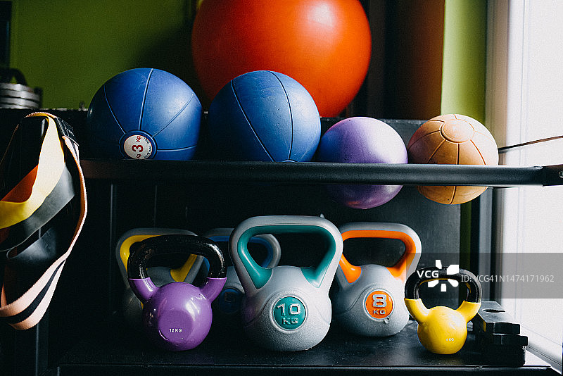 健身房里的壶铃、健身球和药球图片素材