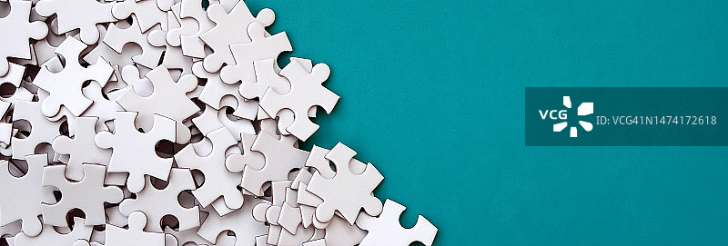 蓝色背景上未梳理的白色拼图元素纹理图片素材